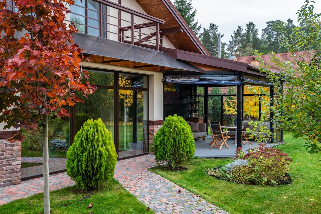 An image of a modern home’s exterior 