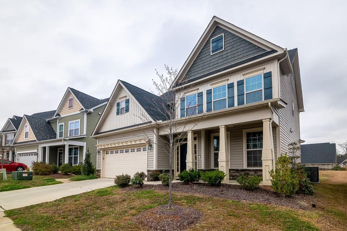 This photo shows a white and blue house.