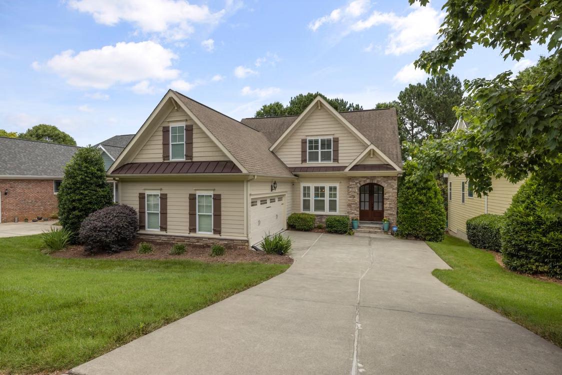 An image of a brown house 